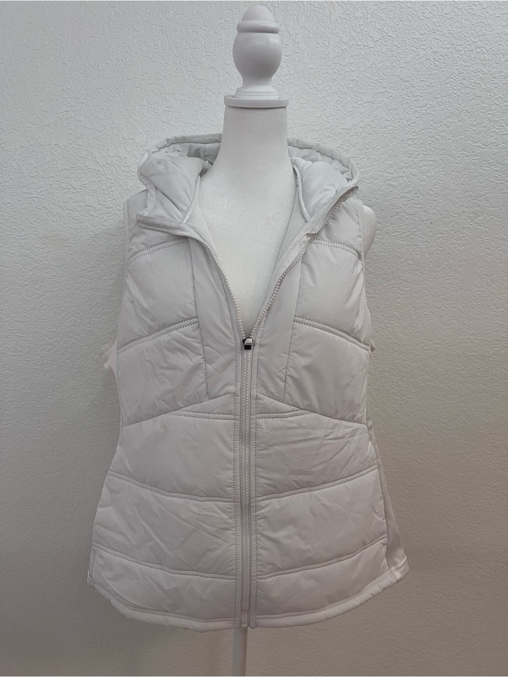Avia White Puffer Vest Women’s Large Hooded Lightweight Zip Front Athleisure